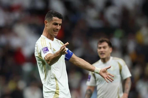 قبل مواجهة الشباب.. رونالدو يلتقي شبيهه ويفاجئه بتعليق ساخر (فيديو)